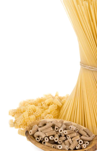 Rå pasta och trä sked isolerad på vit — Stockfoto