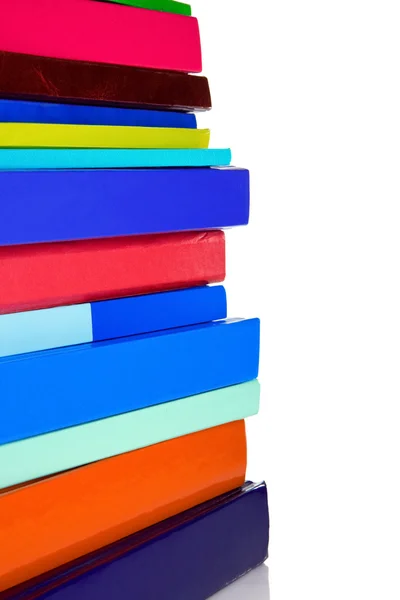 Stapel neuer Bücher isoliert auf weiß — Stockfoto
