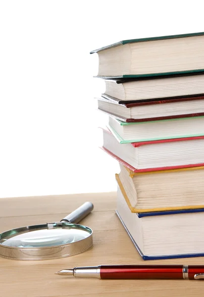 Stapel van boek en pen aan tafel — Stockfoto