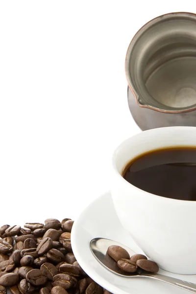Kahve ve potu üzerinde beyaz izole fasulye ile — Stok fotoğraf