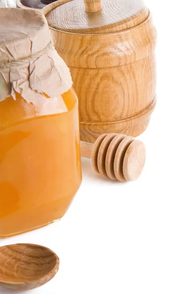 पांढरा वर वेगळे मध ग्लास आणि लाकूड jars — स्टॉक फोटो, इमेज