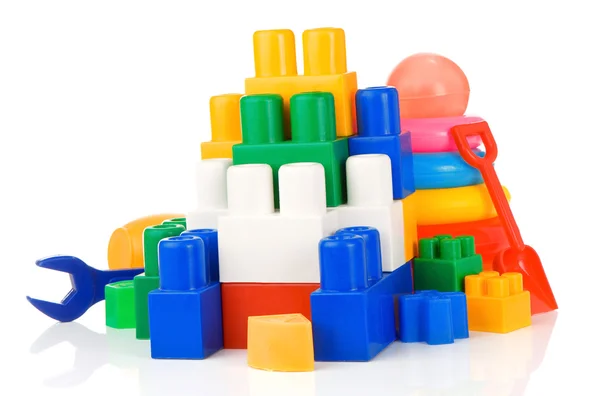 Buntes Plastikspielzeug isoliert auf weiß — Stockfoto