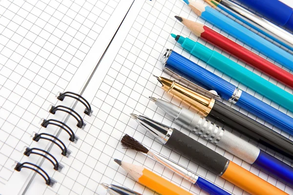 Penna, penna och kände med pensel på anteckningsboken — Stockfoto