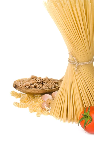 Rå pasta och trä sked på vit — Stockfoto