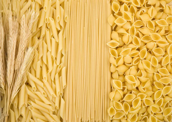 原始的意大利面和小麦的耳朵 — 图库照片