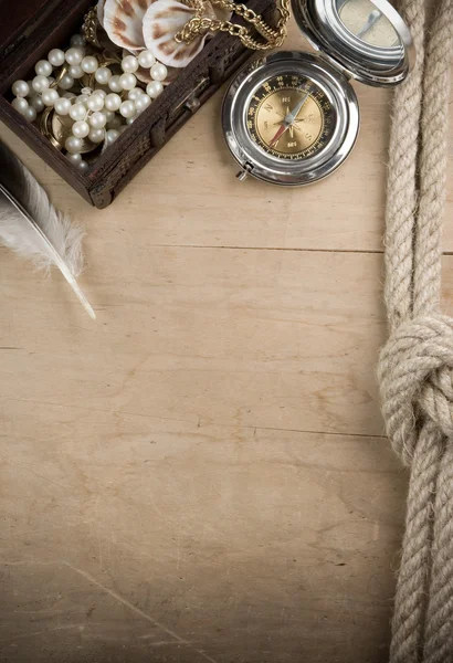 Cordas de navio e bússola em madeira — Fotografia de Stock