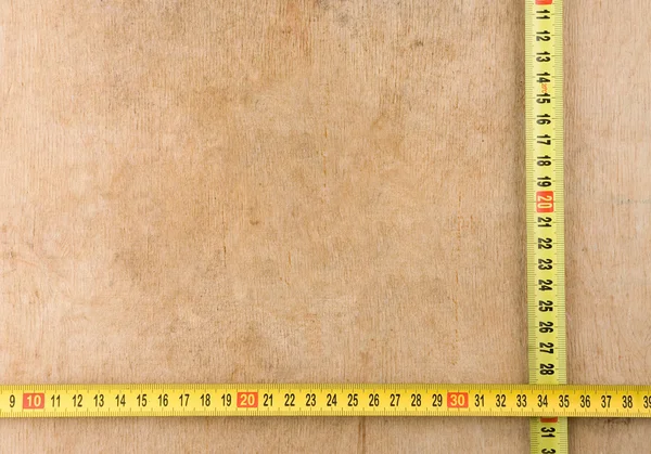 Regla de cinta métrica sobre madera —  Fotos de Stock
