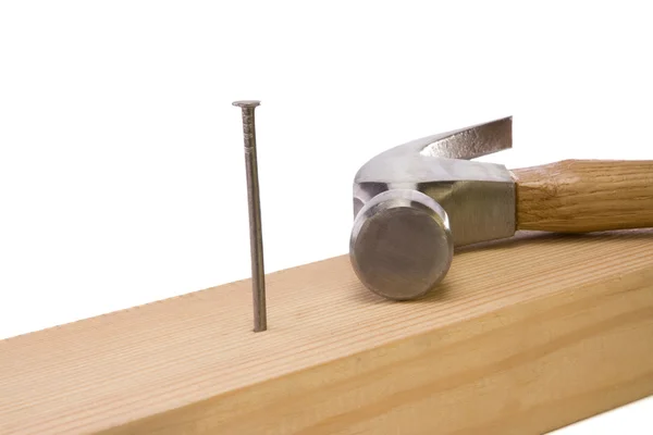 Hamer en nagel geïsoleerd op hout baksteen op wit — Stockfoto