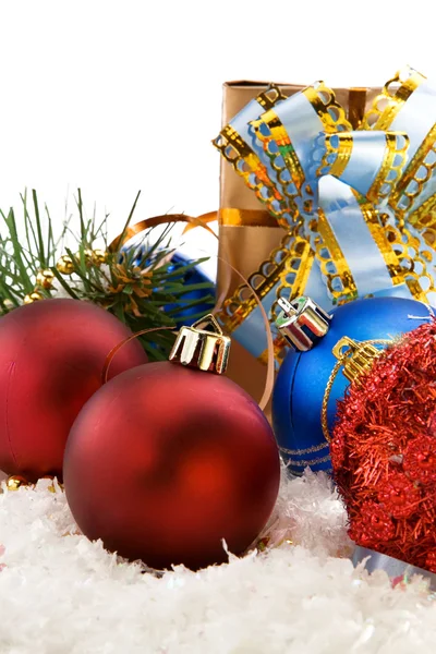Vánoční ozdoba, sníh a jedle strom izolované na bílém — Stock fotografie