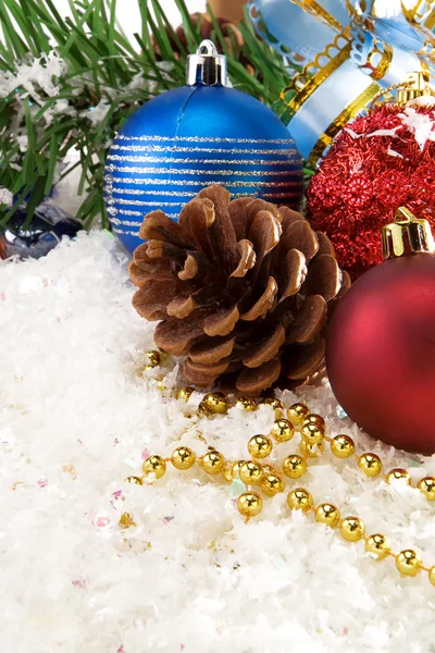 Christmas ornament en fir tree op sneeuw — Stockfoto