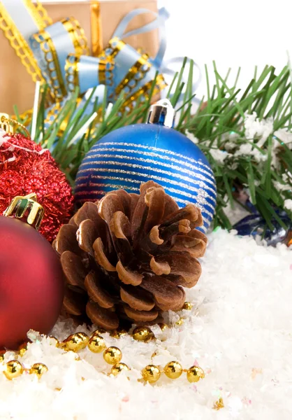 크리스마스 장식, 눈 및 전나무 나무 흰색 절연 — 스톡 사진