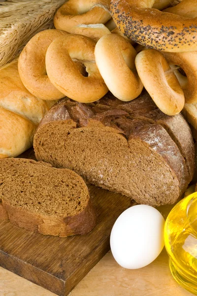 Ekmek ve pastane ürünleri ahşap üzerine — Stok fotoğraf