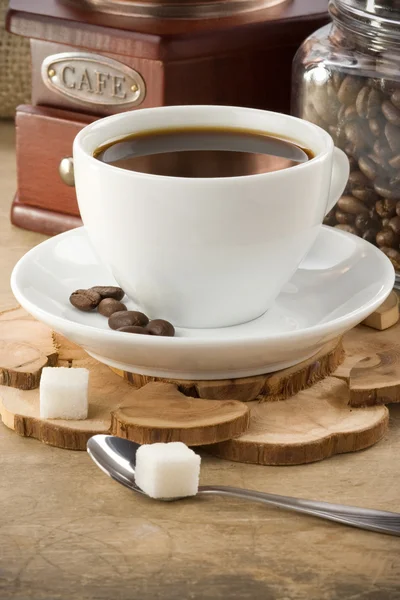 Чашка кофе и мясорубка — стоковое фото