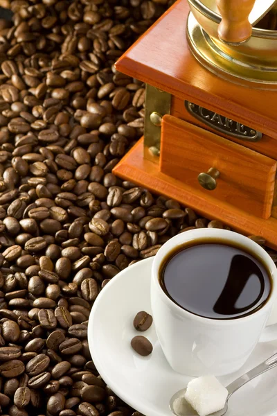 Kopje koffie en grinder — Stockfoto