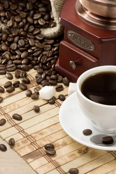 Tazza di caffè e macinino — Foto Stock