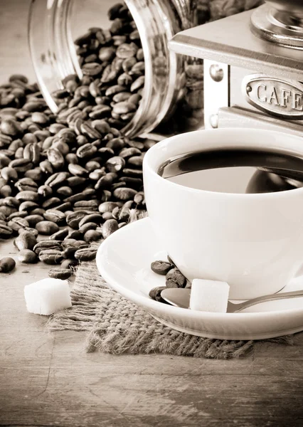 커피와 그 라인 더의 컵 — 스톡 사진