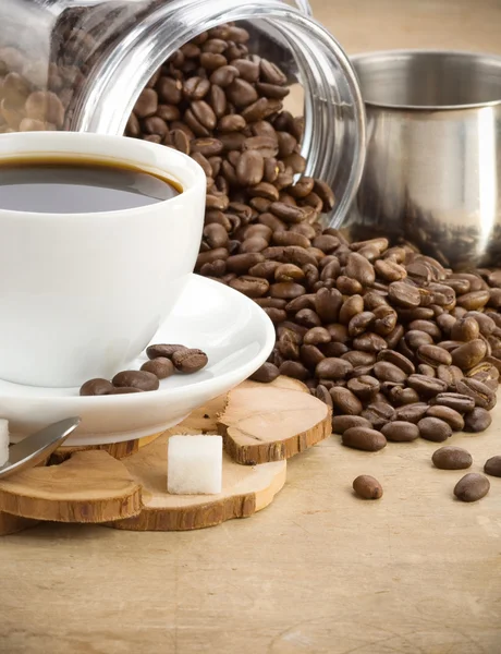 Kopje koffie en een pot met bonen — Stockfoto