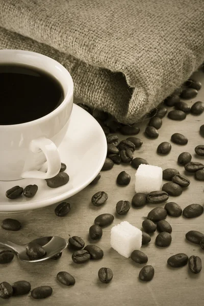 一杯咖啡和豆子 — 图库照片