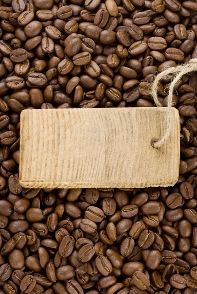 Kaffeebohnen und Preisschild — Stockfoto