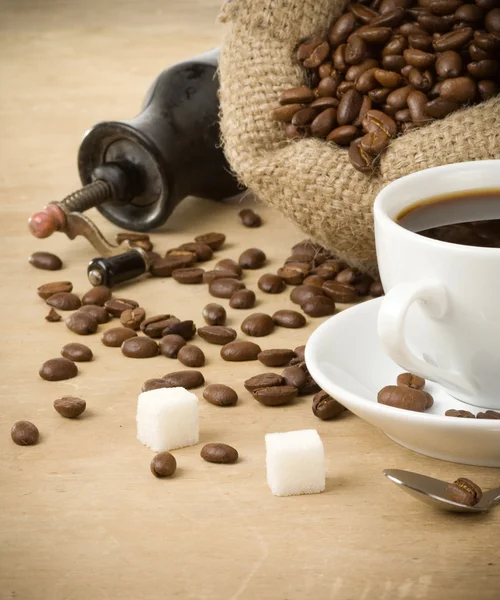 Filiżankę kawy i młynek na drewno — Zdjęcie stockowe