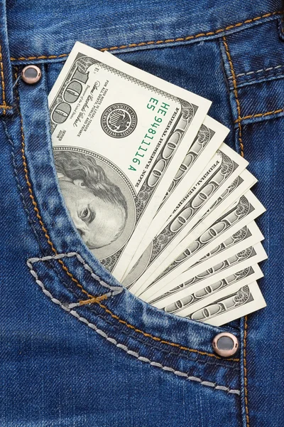 Доллары в кармане джинсов — стоковое фото