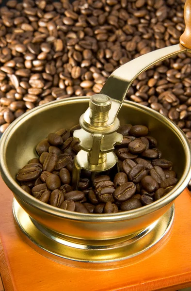 Koffiemolen en geroosterde bonen — Stockfoto