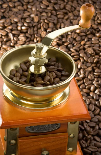 Kahve değirmeni üzerinde fasulye — Stok fotoğraf