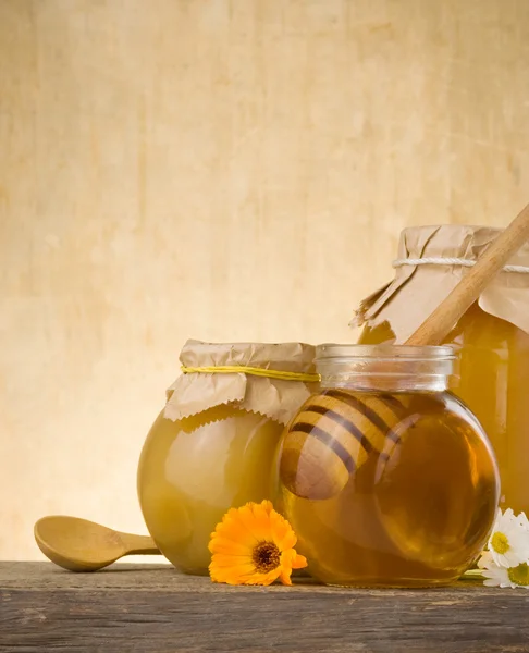 Frasco de mel e pau — Fotografia de Stock