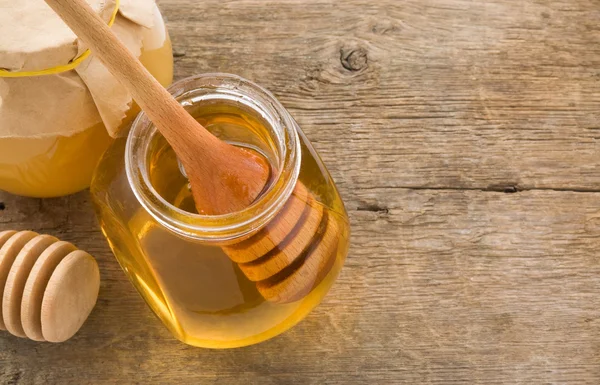Pot met honing en stok — Stockfoto