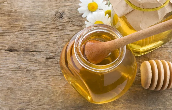 Sklenice medu a přilepit na dřevo — Stock fotografie