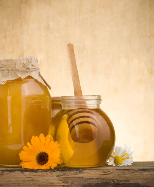 蜂蜜と棒でいっぱいのガラス瓶 — ストック写真