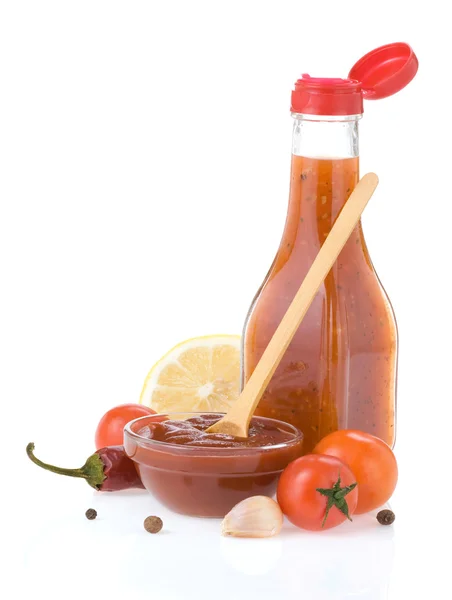 Sauce tomate et ketchup sur blanc — Photo