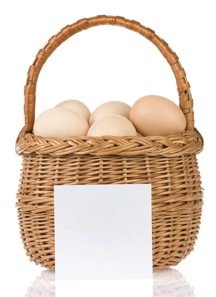 Яйца и корзина с ценником — стоковое фото