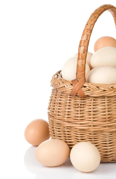 Ovos e cesto isolados sobre branco — Fotografia de Stock