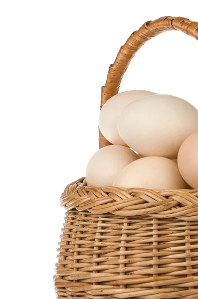Яйца и корзина изолированы на белом — стоковое фото