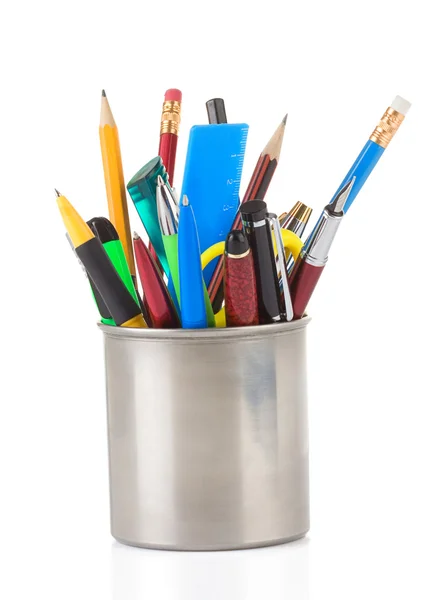 Ручки и ручки в держателе на белом — стоковое фото