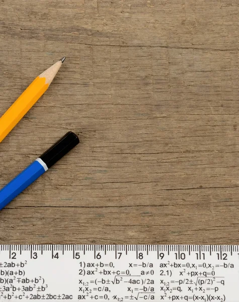 Crayon et règle sur fond bois — Photo