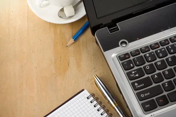 Klavye, notebook ve kahve — Stockfoto