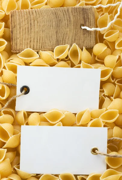 Rå pasta och prislapp — Stockfoto