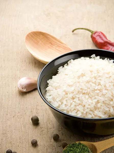 Uncooked rice in bowl — Stock Photo, Image