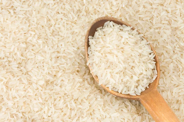 Ziarna ryżu i łyżka — Zdjęcie stockowe