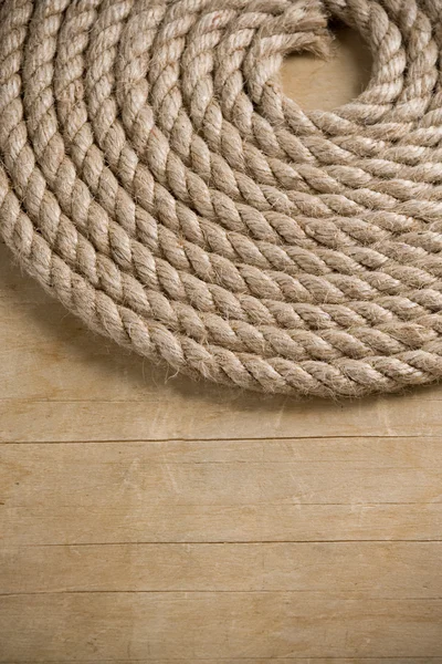 Cuerdas y nudo de barco sobre madera —  Fotos de Stock