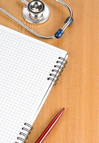 Lékařský fonendoskop s notebookem — Stock fotografie
