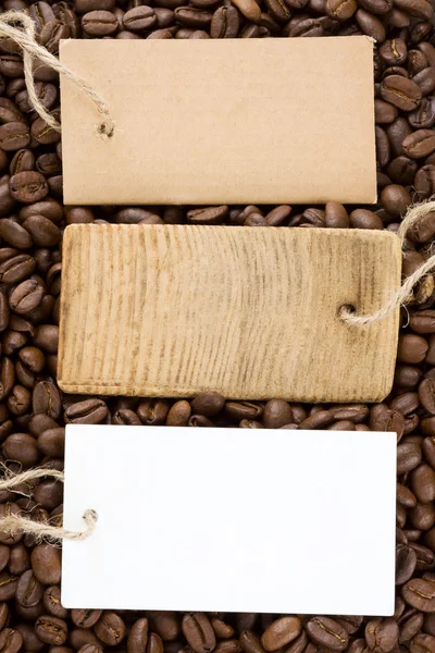 Grains de café et étiquette de prix — Photo