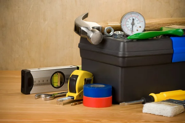 Hulpmiddelen en toolbox op hout — Stockfoto