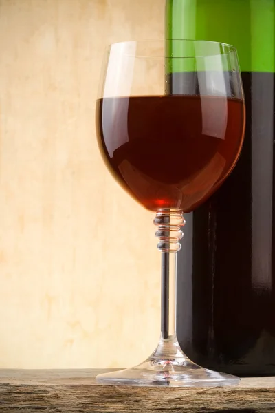 Copa de vino tinto y botella — Foto de Stock