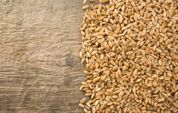 在木材上的小麦籽粒 — 图库照片
