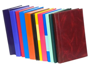Beyaz üzerine izole kitap yığını
