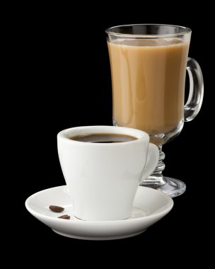 Siyah arka planda izole edilmiş bir fincan kahve.