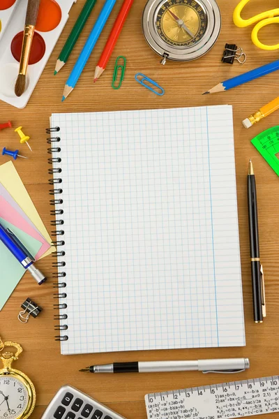 Skolan tillbehör och kontrolleras notebook — Stockfoto